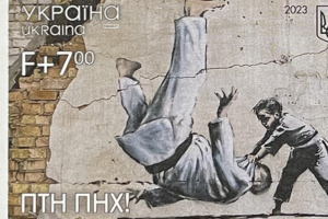 Ukraińska poczta, z okazji rocznicy wybuchu wojny, wydała znaczek z pracą, którą Banksy namalował na ścianie domu zniszczonego przez rosyjski ostrzał w miejscowości Borodzianka, niedaleko Kijowa.