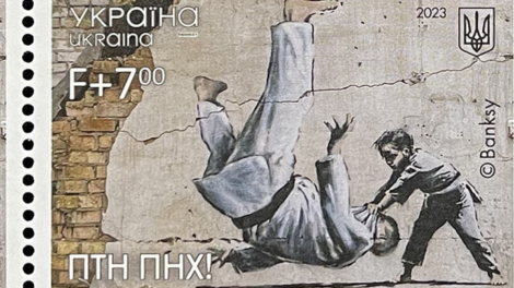 Ukraińska poczta, z okazji rocznicy wybuchu wojny, wydała znaczek z pracą, którą Banksy namalował na ścianie domu zniszczonego przez rosyjski ostrzał w miejscowości Borodzianka, niedaleko Kijowa.