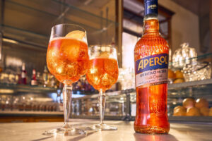 Aperol ma odświeżone logo i nowy wygląd butelek