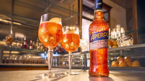Aperol ma odświeżone logo i nowy wygląd butelek