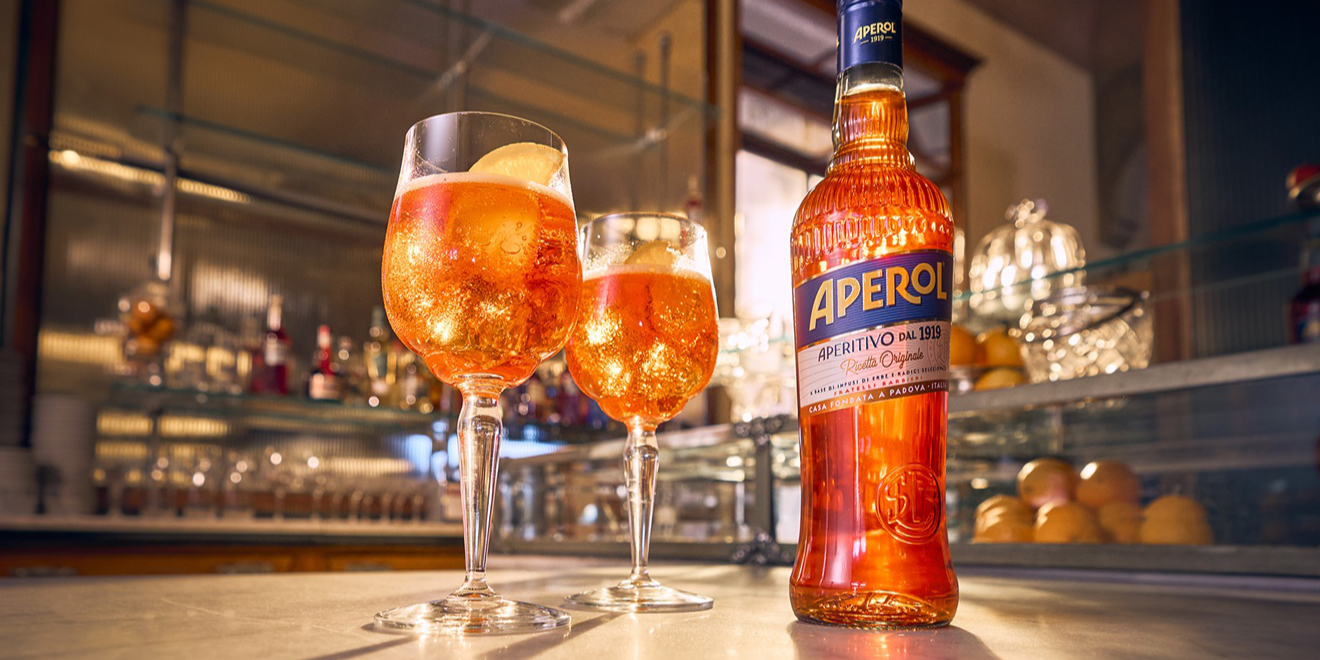 Aperol ma odświeżone logo i nowy wygląd butelek