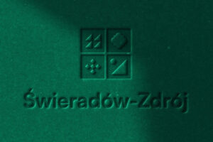 Świeradów-Zdrój ma nowe logo i identyfikację, za którą stoi Cięty Język